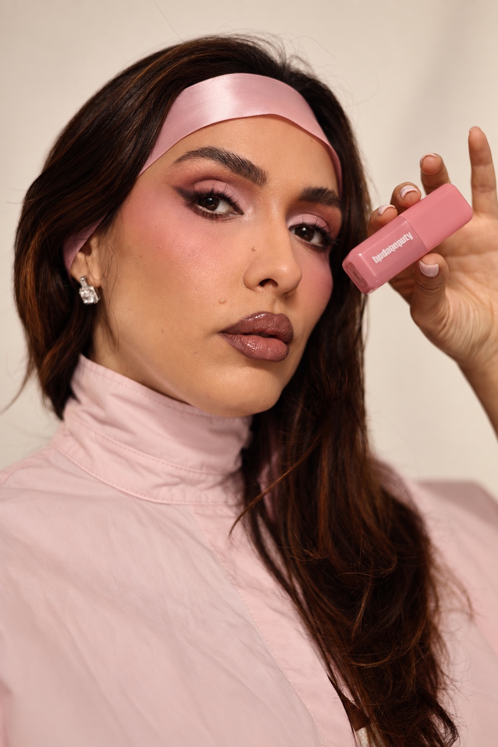Francis Relva numa produção de beleza em tons rosa
